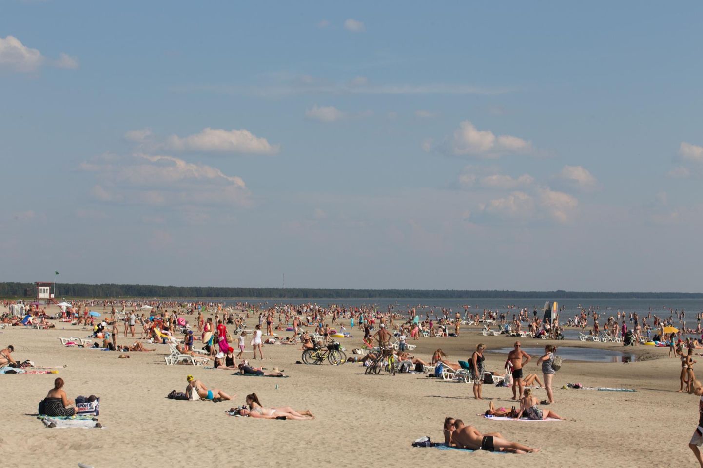 Esmaspäeva külastas Pärnu randa rekordilised 10500 inimest.