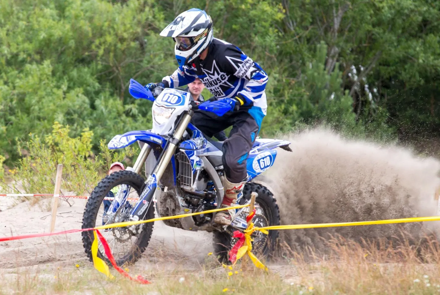 Paikuse motoklubi enduuroäss Toivo Nikopensius läheb kodurajal järjekordset võitu jahtima.
