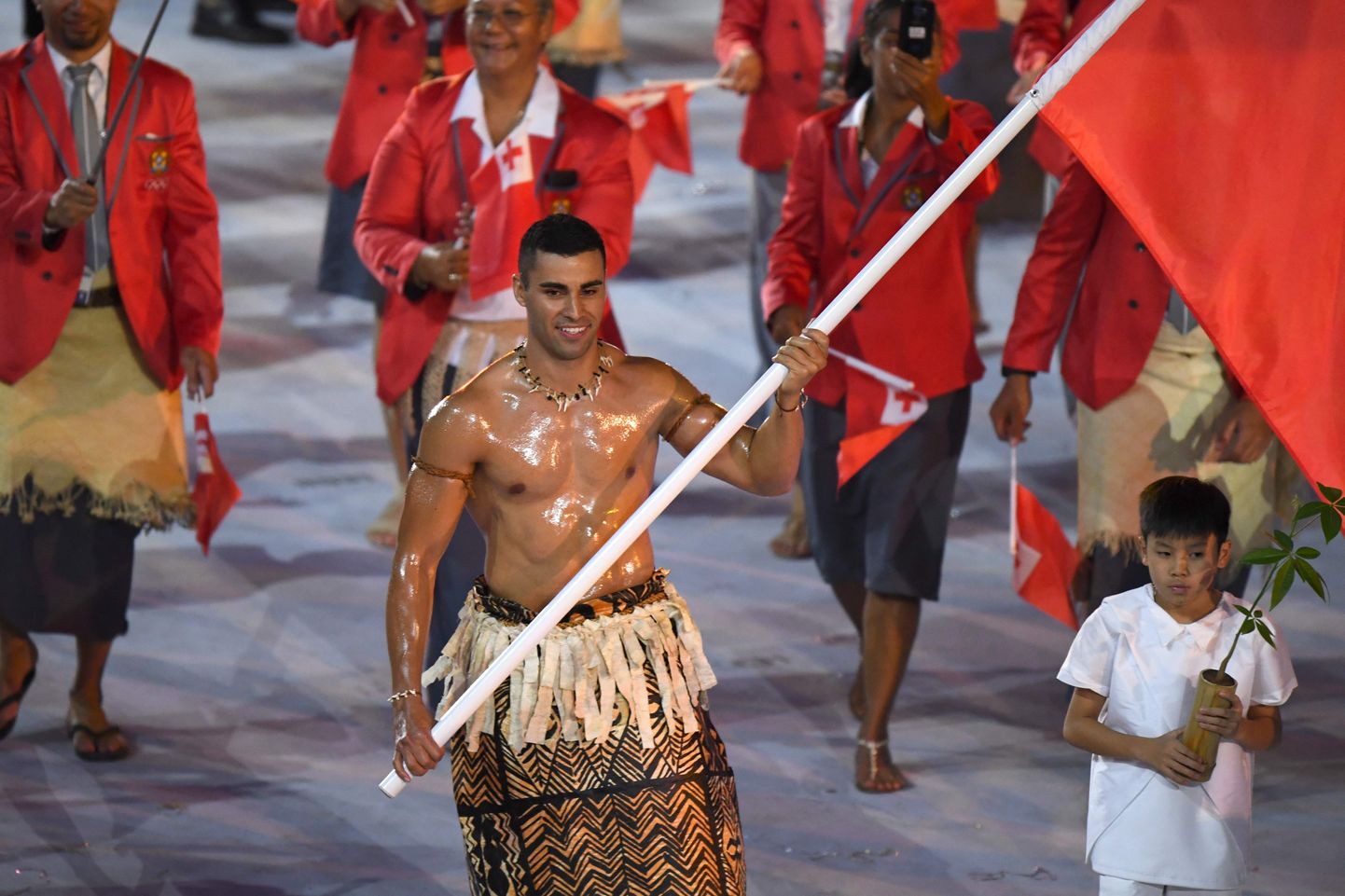 Rio de Janeiro olümpiamängude avatseremoonial kandis Pita Taufatofua Tonga delegatsiooni lippu ja sai tänu õlitatud ülakehale üle maailma kuulsaks. Pyeongchangi taliolümpiale kvalifitseerus kahe aasta eest taekwondos võistlenu murdmaasuusatamises.
