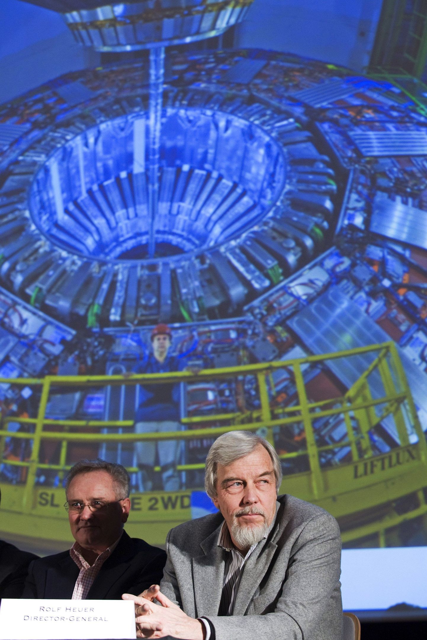 CERNi direktor Rolf-Dieter Heuer (paremal) ja Steve Myers, CERNi kiirendite ja tehnoloogia osakonna juht pressikonverentsil.