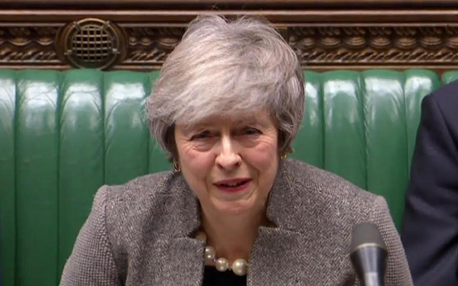 Briti peaminister Theresa May parlamendi alamkojas.
