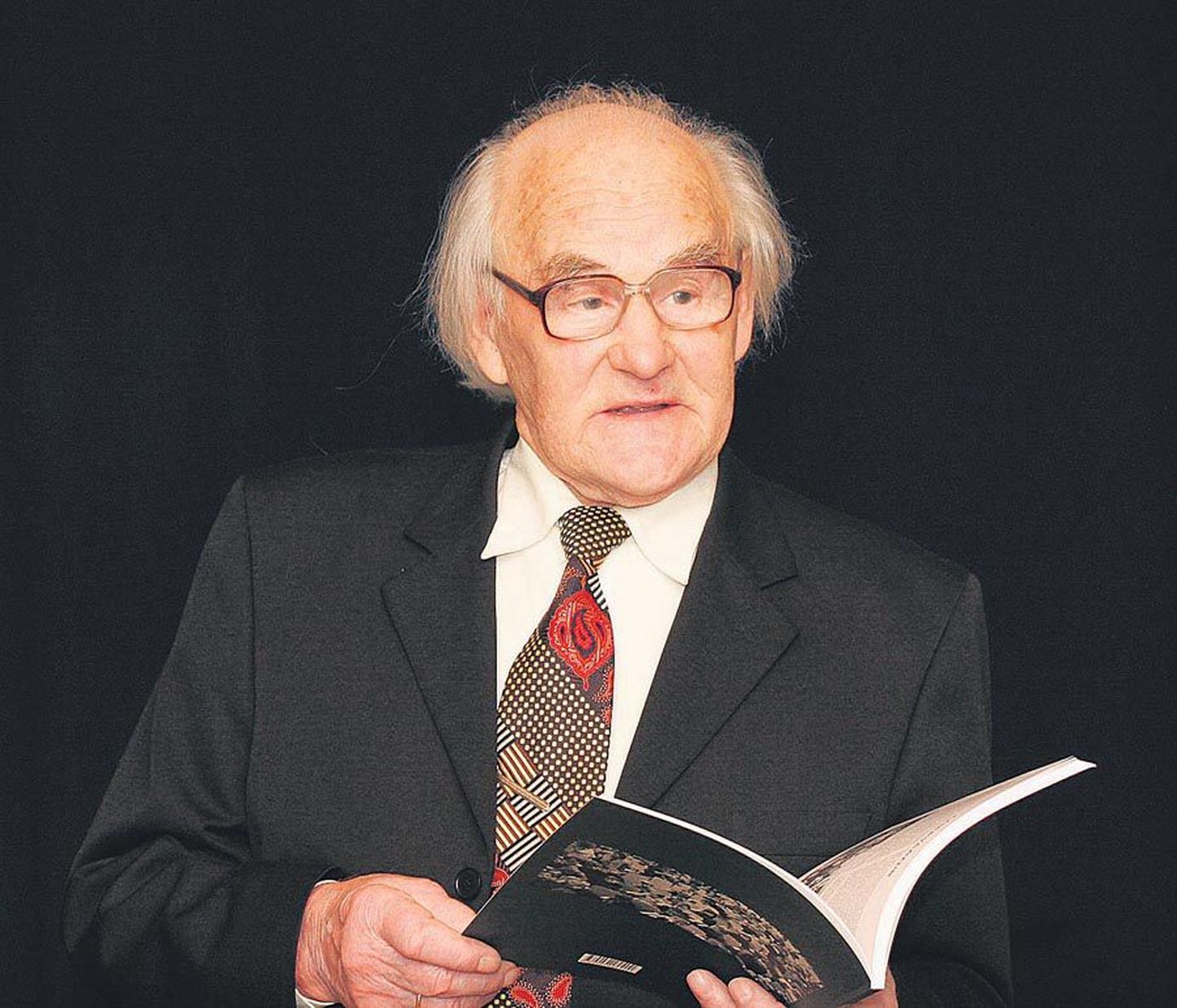 Votele Kuusik tegutses Viljandi nukuteatri juhi ja peamise lavastajana 1977. aastani. Raamatust leiab palju põnevat sellest entusiastlikust tööst.