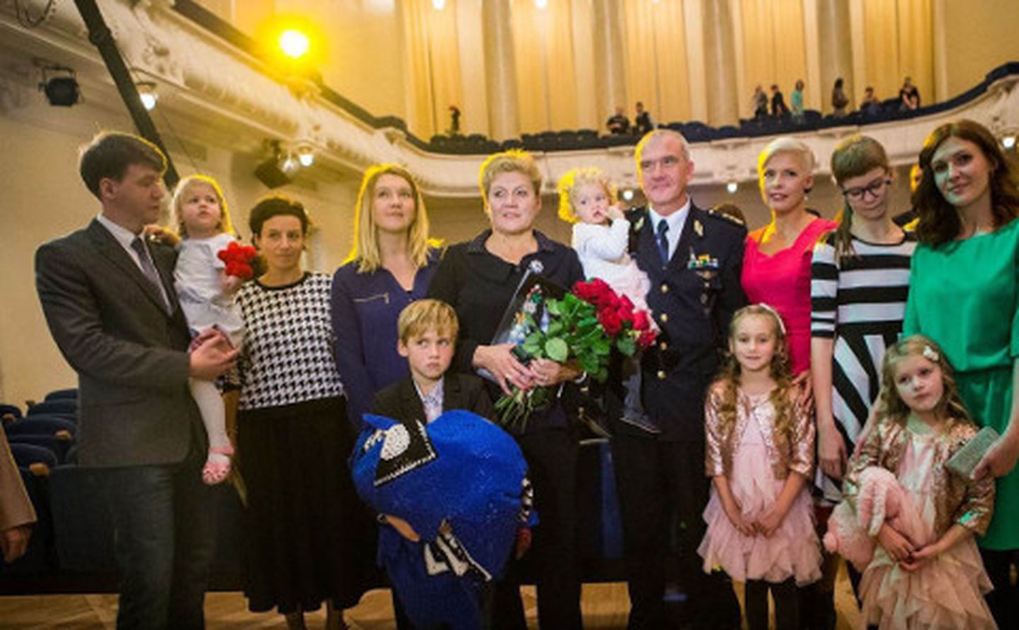 9. novembril Estonia kontserdisaalis aasta isa väljakuulutamise pidulikul tseremoonial (vasakult paremale): poeg Andrei koos oma tütre Asjaga, poja abikaasa Katja, vanem tütar Anna koos oma poja Emrega, abikaasa Marina, Valeri Kutuzov koos tütretütar Mayaga, vanema tütre vanem tütar Mira, proua Evelin Ilves, vanim lapselaps, pojatütar Kristina ning noorem tütar Natalja koos oma tütre Evaga.