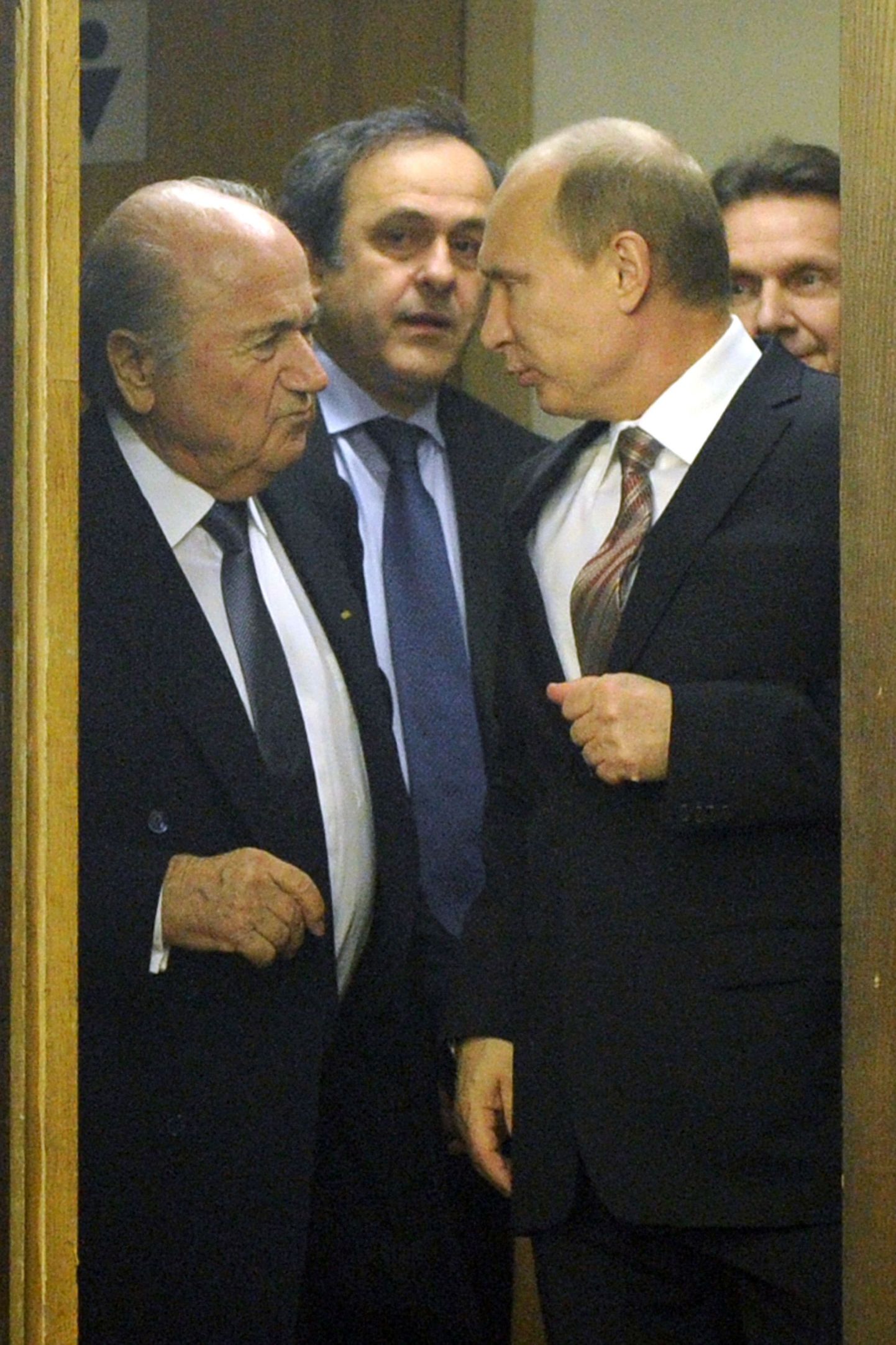 Встреча Владимира Путина (справа) с президентом ФИФА Зеппом Блаттером (слева) и президентом УЕФА Мишелем Платини (в центре).
