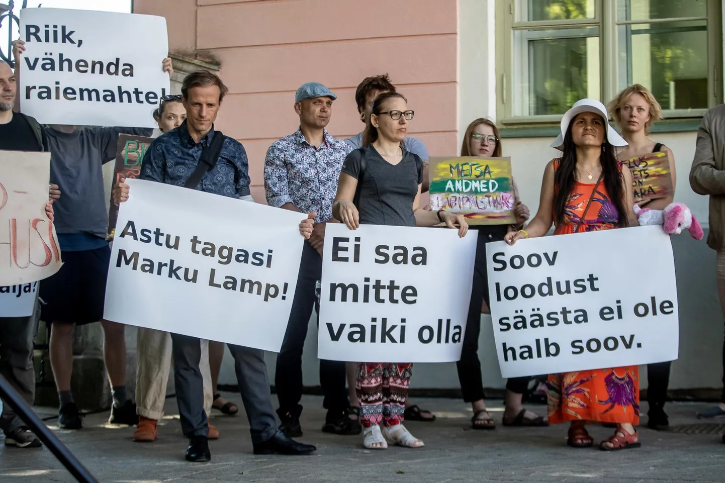 Eile protestimiitingul Toompeal nõudsid keskkonnakaitsjad raiemahu vähendamist ja keskkonnaministeeriumi asekantsleri Marku Lampi lahkumist. Miitingu korraldasidi Fridays For Future, MTÜ-d Päästame Eesti Metsad, Eesti Metsa Abiks ja Eesti Roheline Liikumine.