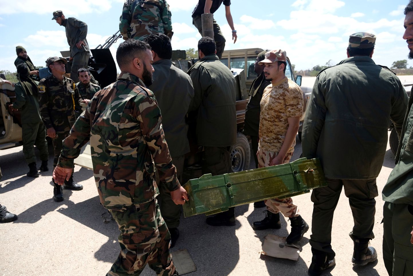 Sõjapealik Khalifa Haftari juhitud rühmituse Liibüa Rahvusarmee (LNA) sõdurid valmistuvad liituma Tripoli peale tungivate kaasvõitlejatega.