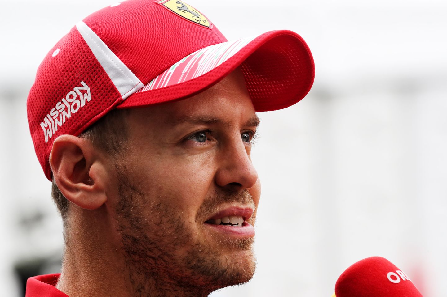 Ferrari vormelipiloot Sebastian Vettel andmas Jaapani etapi ajal ajakirjanikule intervjuud.
