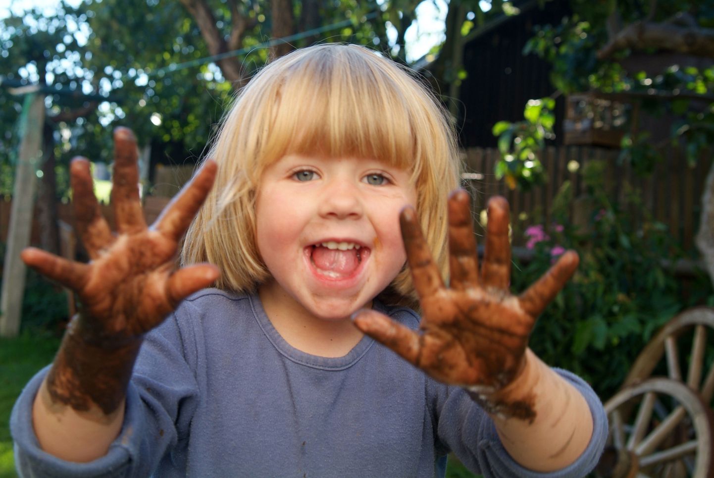 Mikroobieksperdi sõnul pole põhjust muretseda, kui lapse käed või nägu saavad mudaga kokku.