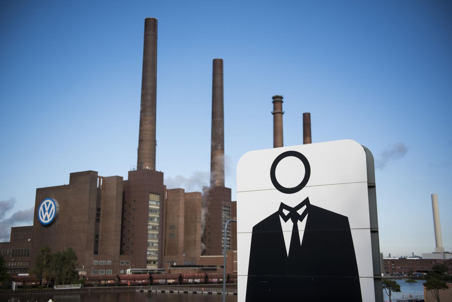 Poster näotust mehest Volkswageni diiselautode emissiooniga seotud skandaali alguses 2015. aasta septembris Wolfsburgis, Saksamaal.