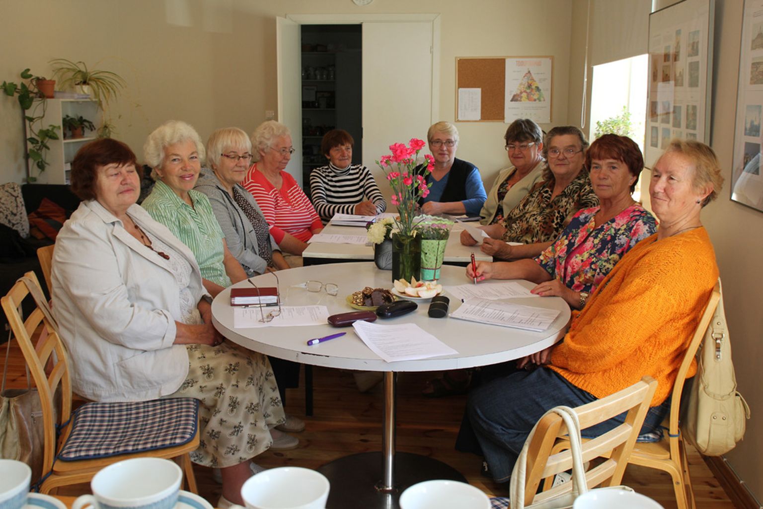 Hiiumaa pensionäride ühenduse juhatus (vasakult) Maie Piil, raamatupidaja Liivi Tärk, Anne Nõmmets, Eha Karm, Kärdla osakonna juhatuse esinaine Urve Merendi, juhatuse esinaine Tiiu Vannas, Külli Korol, Virve Maivel, Moonika Nurs ja revisjonikomisjoni liige Mare Karavin.