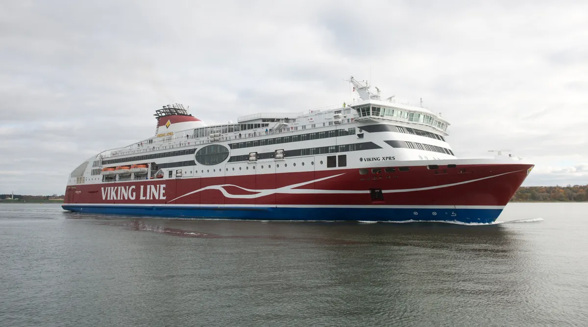 Viking Line'i laev XPRS sõidab teatud nädalapäevadel Tallinna ja Helsingi vahet ka öösiti. Piletit neile väljumistele pole tavareisijal aga osta võimalik.