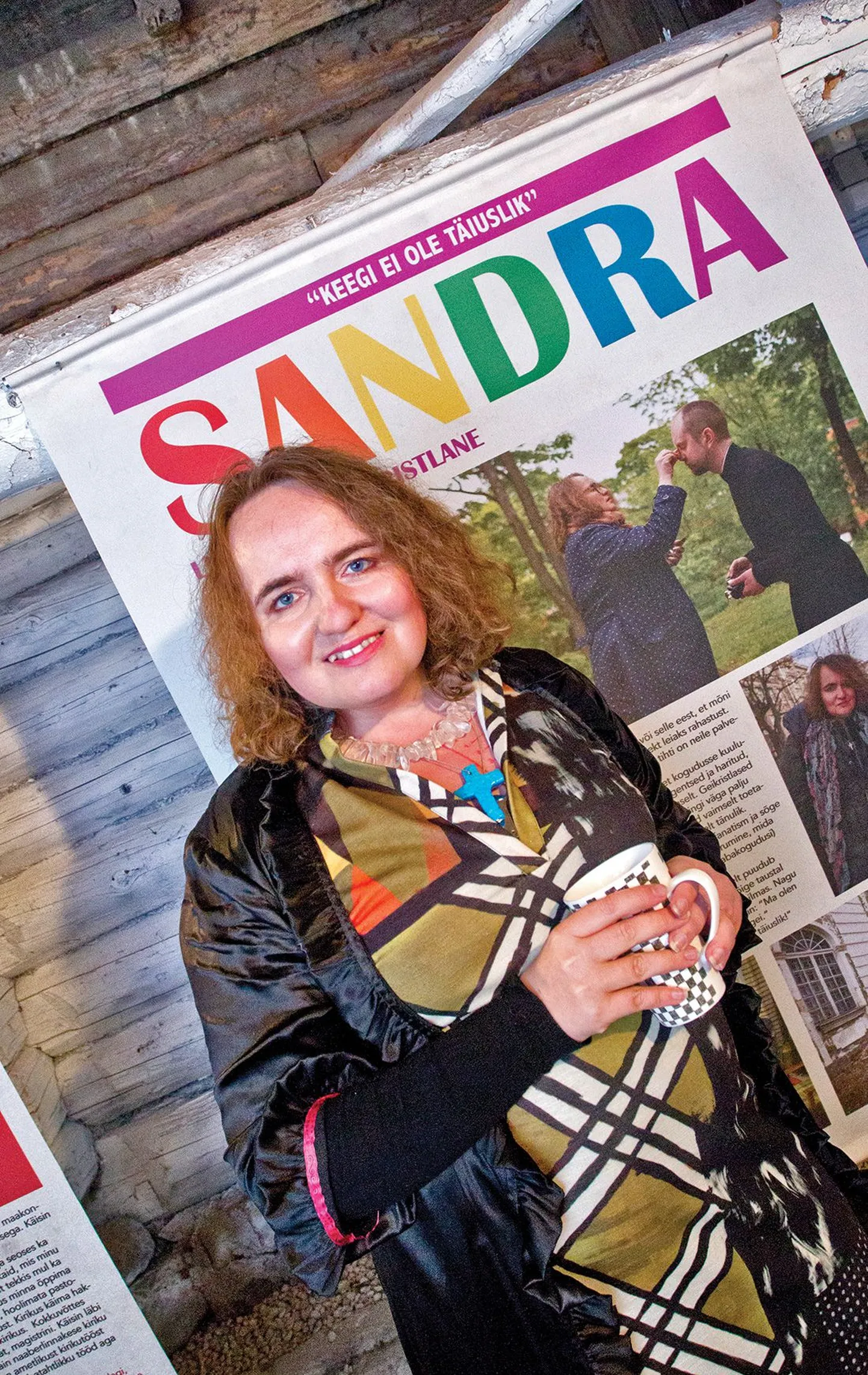 Näituse «Usu küsimus» on koostanud Sandra Jõgeva, kes kandis väljapaneku avamisel kaelas Iraanist toodud risti ja mälupulka, mis on ühtlasi pudeliavaja.