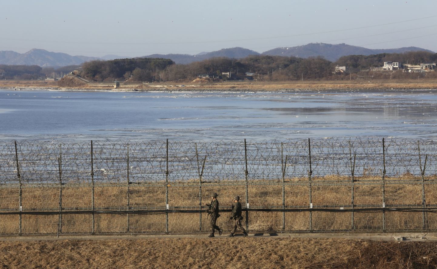 Lõuna-Korea sõdurid patrullimas Pajus Põhja-Korea piiri ääres.