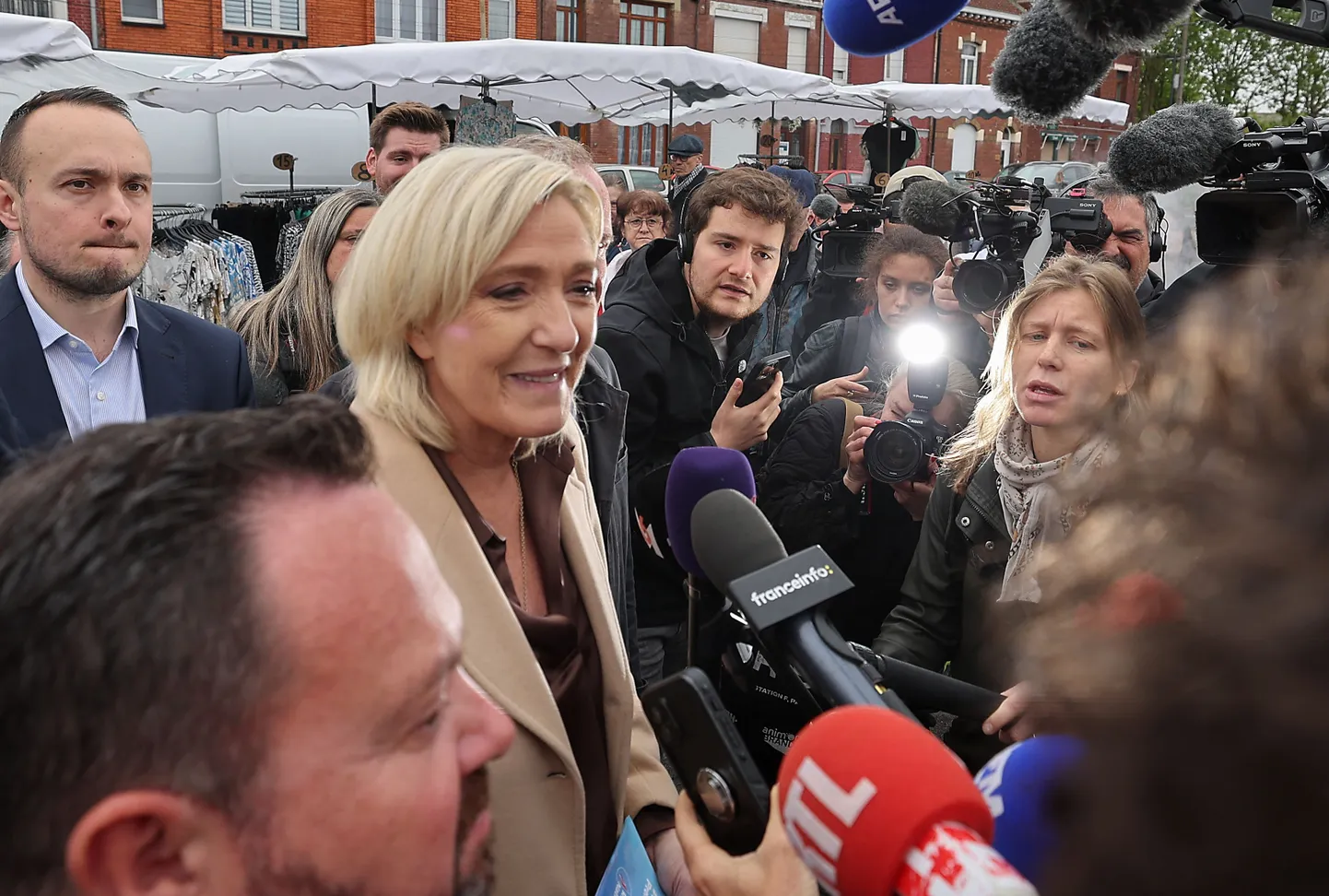 Francijas galēji labējās partijas "Nacionālā apvienība" (RN) līdere Marina Lepēna uzrunā medijus kampaņas laikā Henin-Beamontā, Francijas ziemeļos