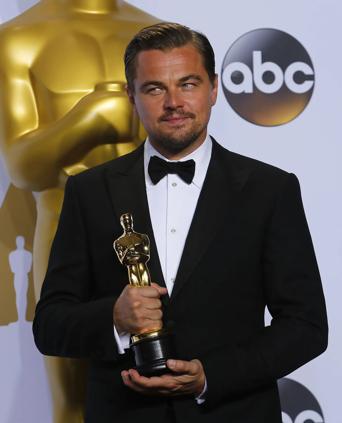 Best Actor winner Leonardo DiCaprio carries his Oscar in the photo room backstage at the 88th Academy Awards in Hollywood, California February 28, 2016.   REUTERS/Mike Blake