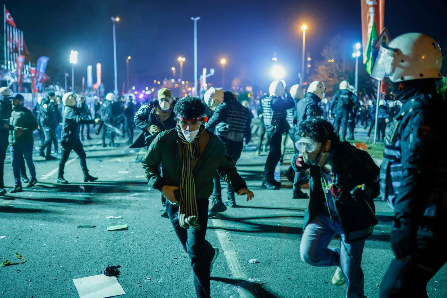 Protesti Stambulā pēc prezidenta Redžepa Tajipa Erdogana galvenā sāncenša Ekrema Imamoglu aizturēšanas.
