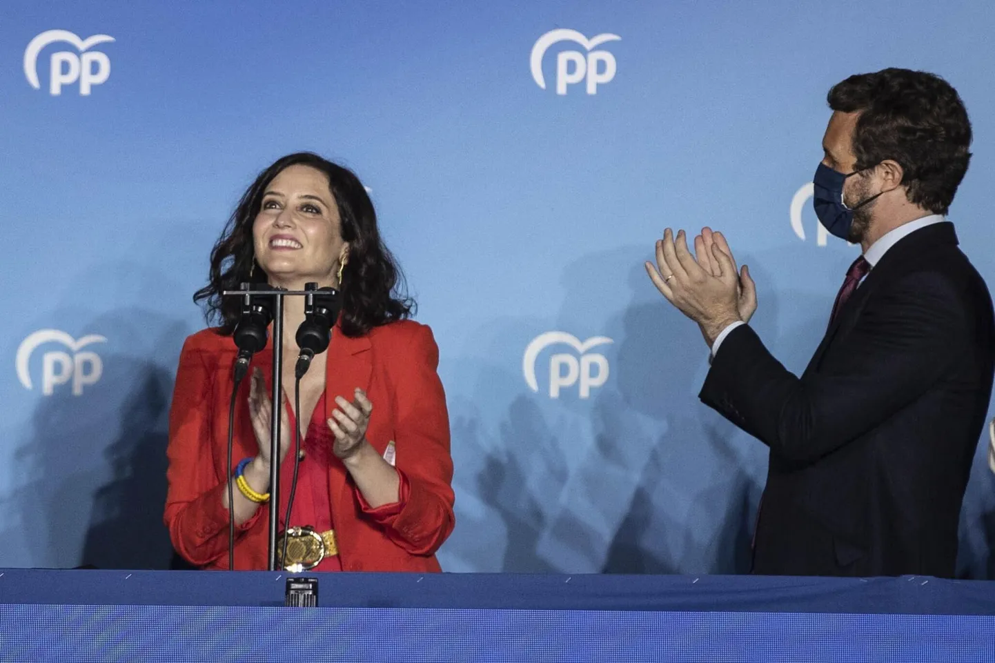 Rahvapartei liider Pablo Casado õnnitlemas Isabel Díaz Ayusot valimisvõidu puhul.
