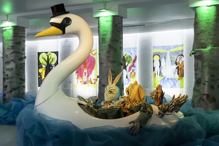 Ees: Kris Lemsalu Malone, «Love Song Sing-Along», 2019/2020; keskel: Michèle Pagel, «Kasepuud», 2020;
taga: Kyp Malone Lemsalu, «Love Song Sing-Along», seeria 1–14, 2019/2020. KW kaasaegse kunsti instituut, Berliin.