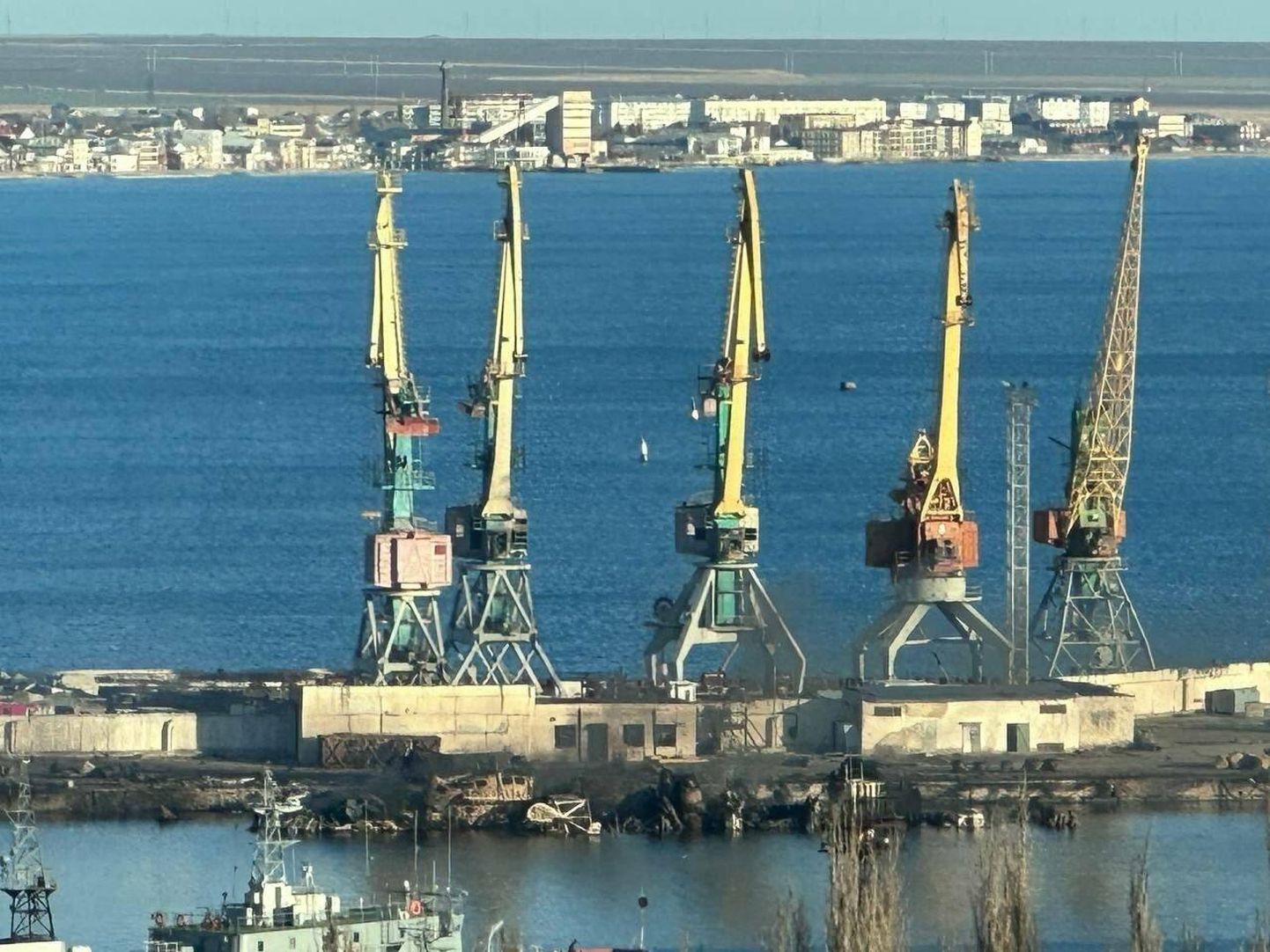 Vene dessantlaeva Novotšerkassk rusud Feodossija sadamas. 