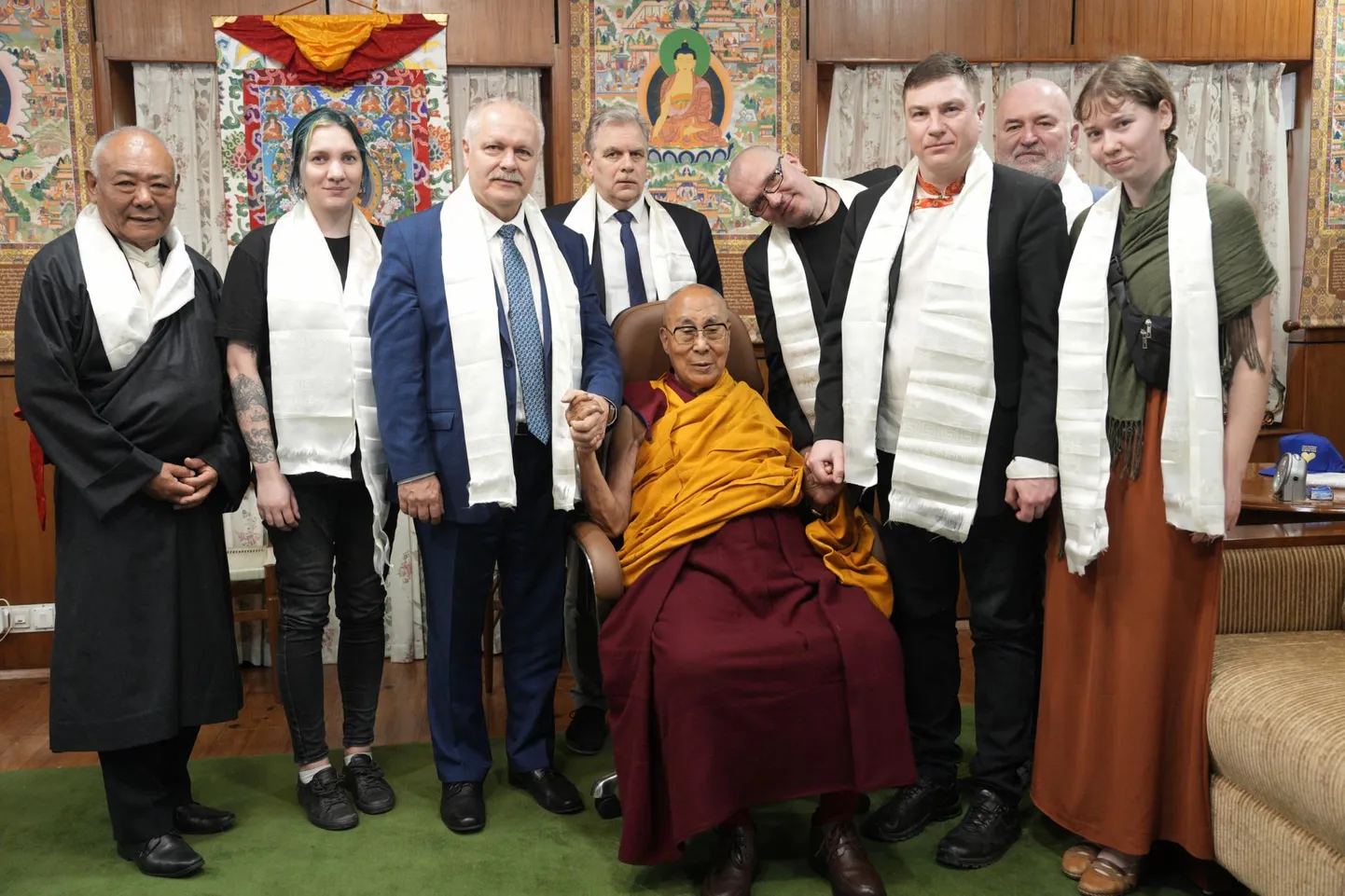 Kohtumine dalai-laamaga 24. aprillil 2024 Dharamsalas. Vasakult Tiibeti eriesindaja Ühendkuningriigis ja Põhja-Euroopas Sönam Tsering Frasi, Eleri Porroson, Henn Põlluaas, Andres Herkel, Tema Pühadus dalai-laama, Juku-Kalle Raid, Roy Strider, Tarmo Tamm ja Annabel Piiritalu.