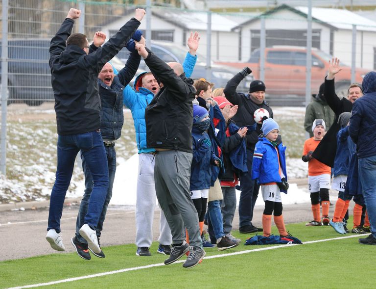 Lapsevanemaid jälgides paistis, et turniir on nende jaoks olulisemgi kui poistele endile. Leedu jalgpallipapad platsi ääres Mazeikiu väravat tähistamas.