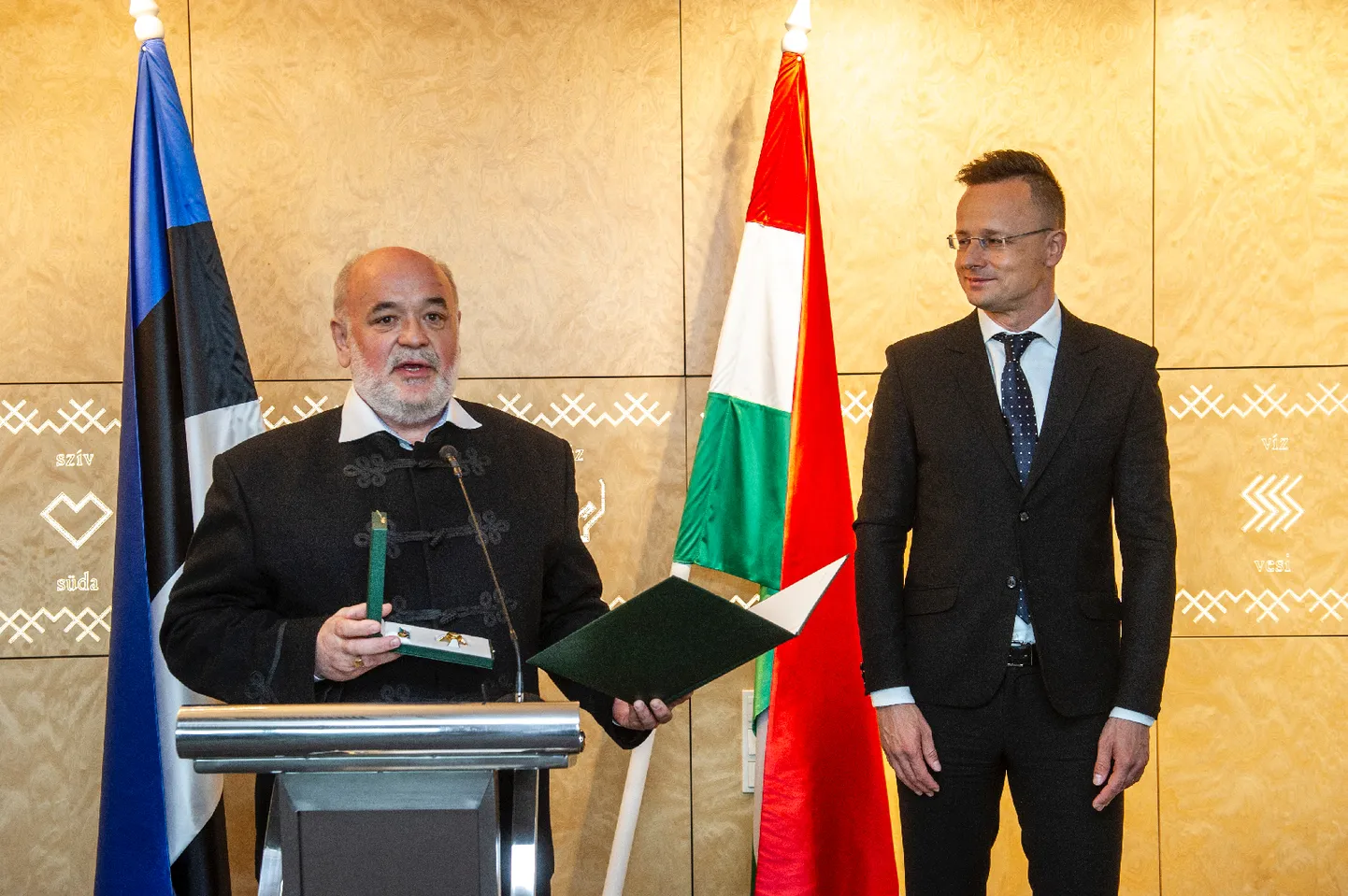 Teenetemärgid andis üle Tallinnas töövisiidils käinud Ungari väliskaubandus- ja välisminister Péter Szijjártó.