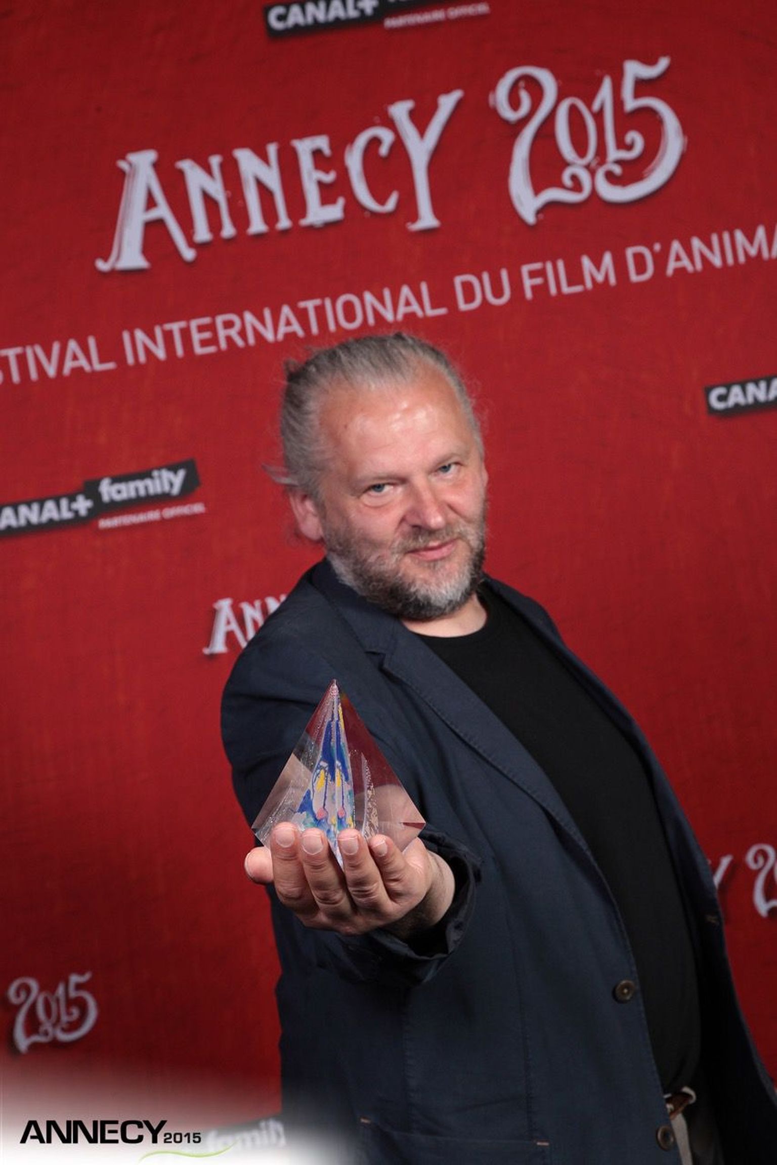 Riho Unt Annecy 2015 auhinnaga nukufilm «Isand» eest.