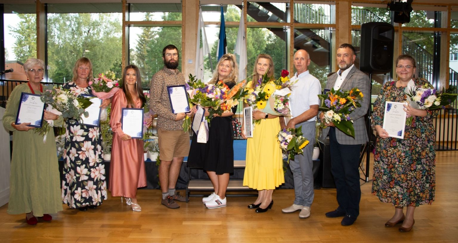 Hele Aia ja Kätlin Vaher (vasakult teine ja kolmas) juhtusid Põlvamaa aasta õpetajate tunnustamisel just kõrvuti seisma.
