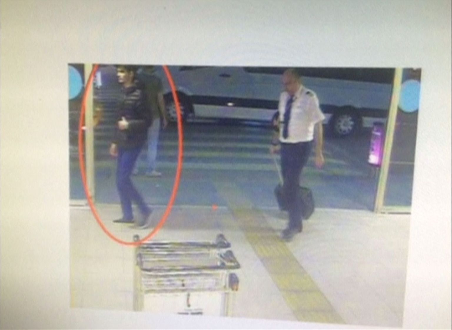 Üks arvatavatest ründajatest Istanbuli rahvusvahelise Atatürki lennujaama terminali ees kõndimas.