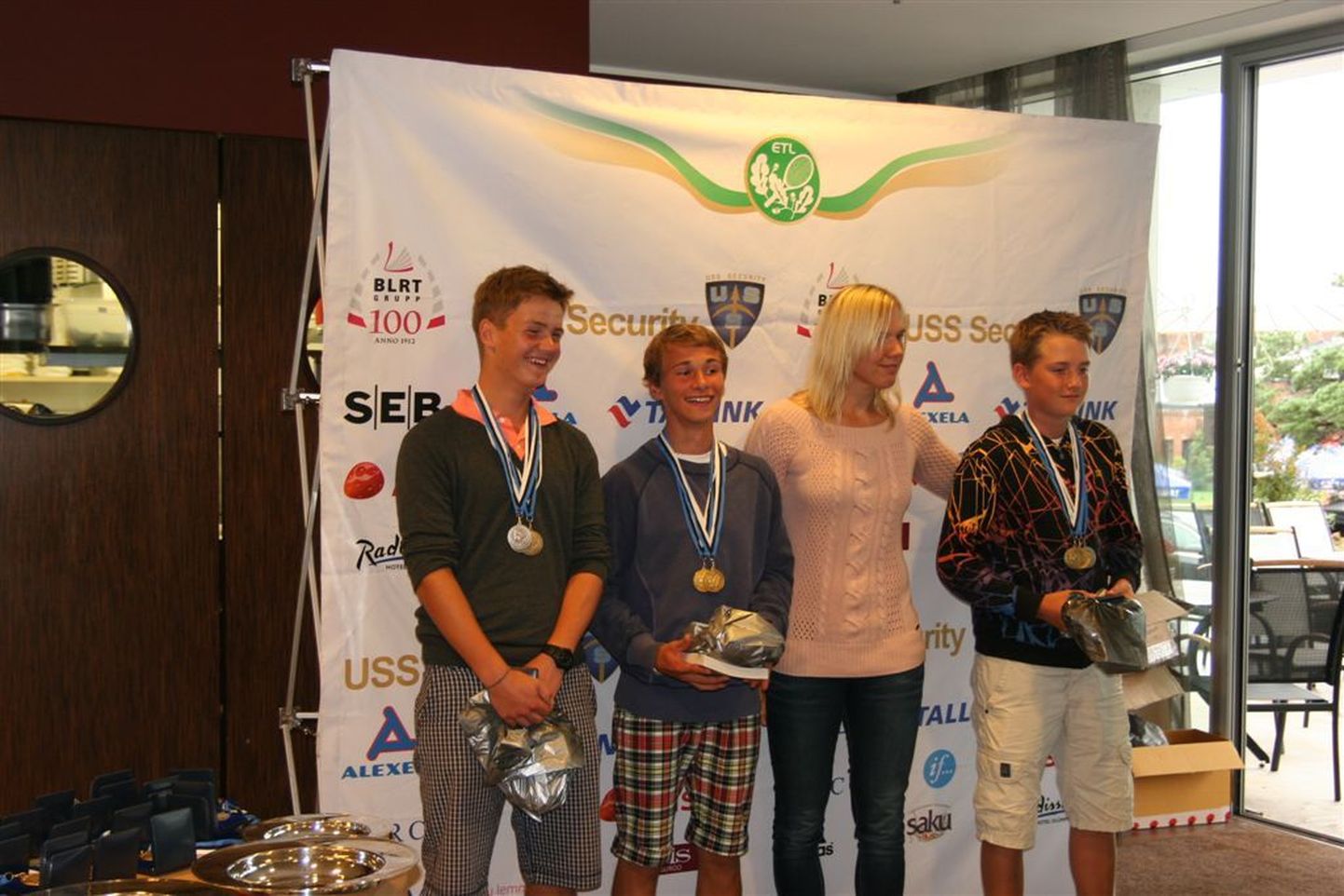 Pilt autasustamiselt, kus vasakult Artur Erik Lindmaa, Kristofer Siimar (Alo Ojassalu Tennisekool), Kaia Kanepi ja Martin Randpere (AOTK).