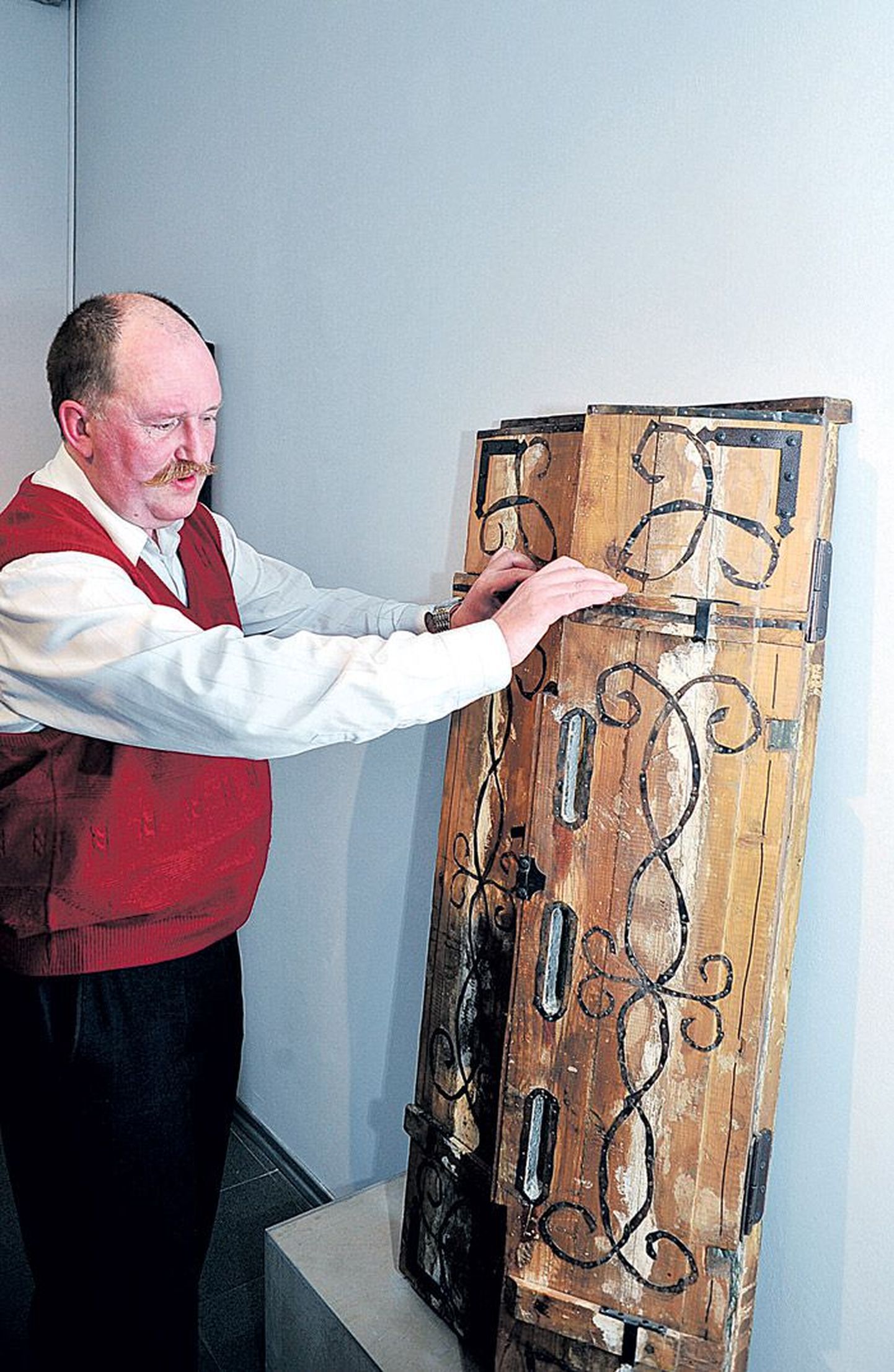Kuzja Zverev näitas Tartu kunstimaja väikeses galeriis, kuidas tema suurimat selle väljapaneku tööd saab kokku panna nagu tiibaltarit. Ka selle triptühhoni on ta maalinud vanadele aknalaudadele.