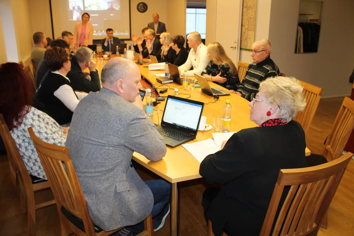 Käed tõusevad ujula rajamise poolt nii volikogu saalis kui ka veebis. Esiplaanil on valimisliidu Valgejõgi saadikud, kes ettevõtmisele oma toetust ei andnud.