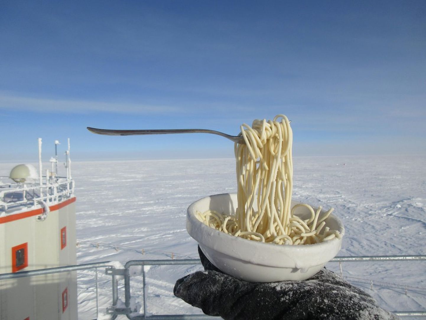 Külmunud nuudlid Antartika Concordia polaaruurimisjaamas
