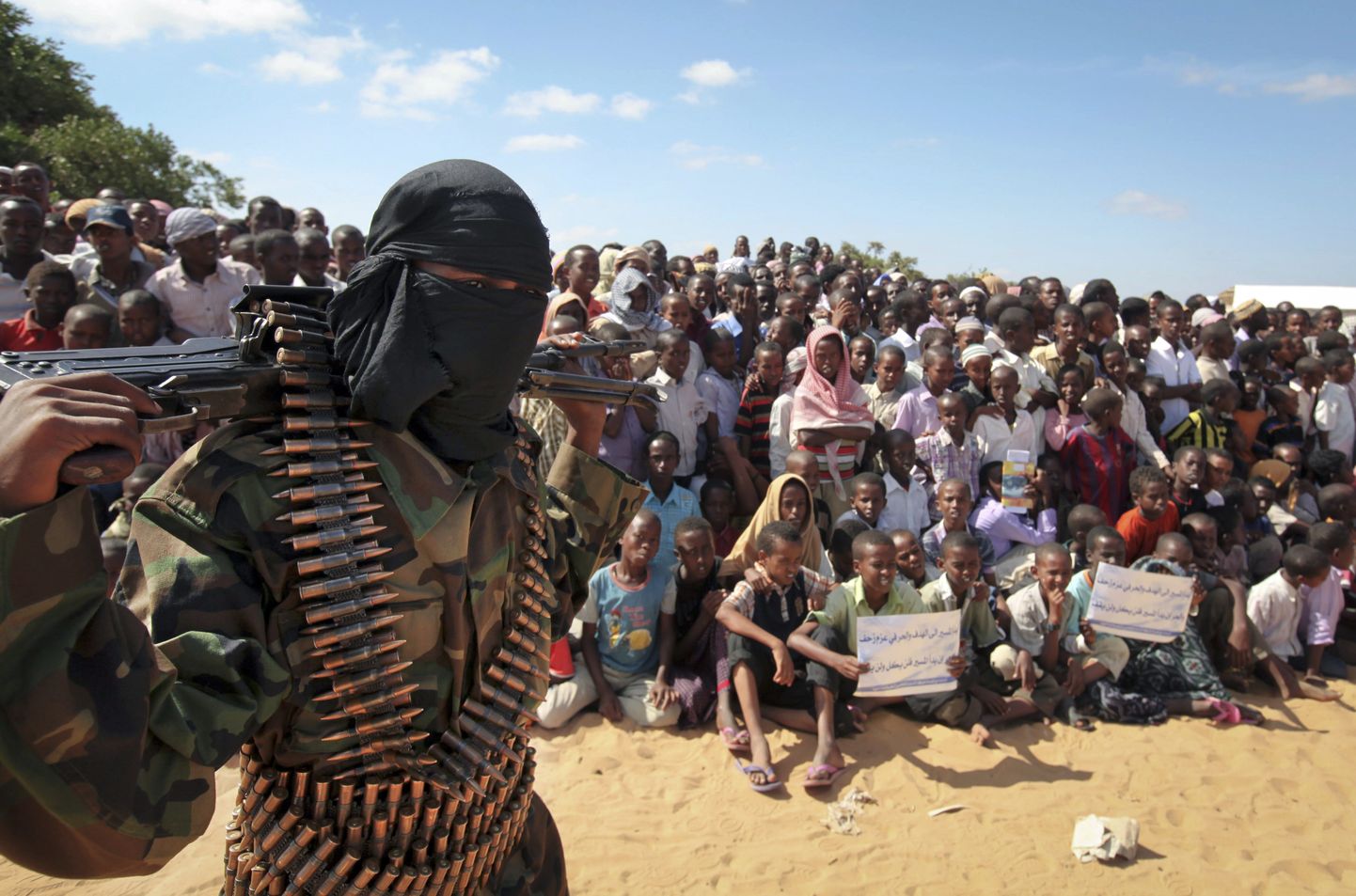 Somaalias tegutseva al-Shababi äärmusrühmituse relvastatud liige koos rühmitusele alluvate kohalike elanikega, kellest paljud on alles lapsed.
