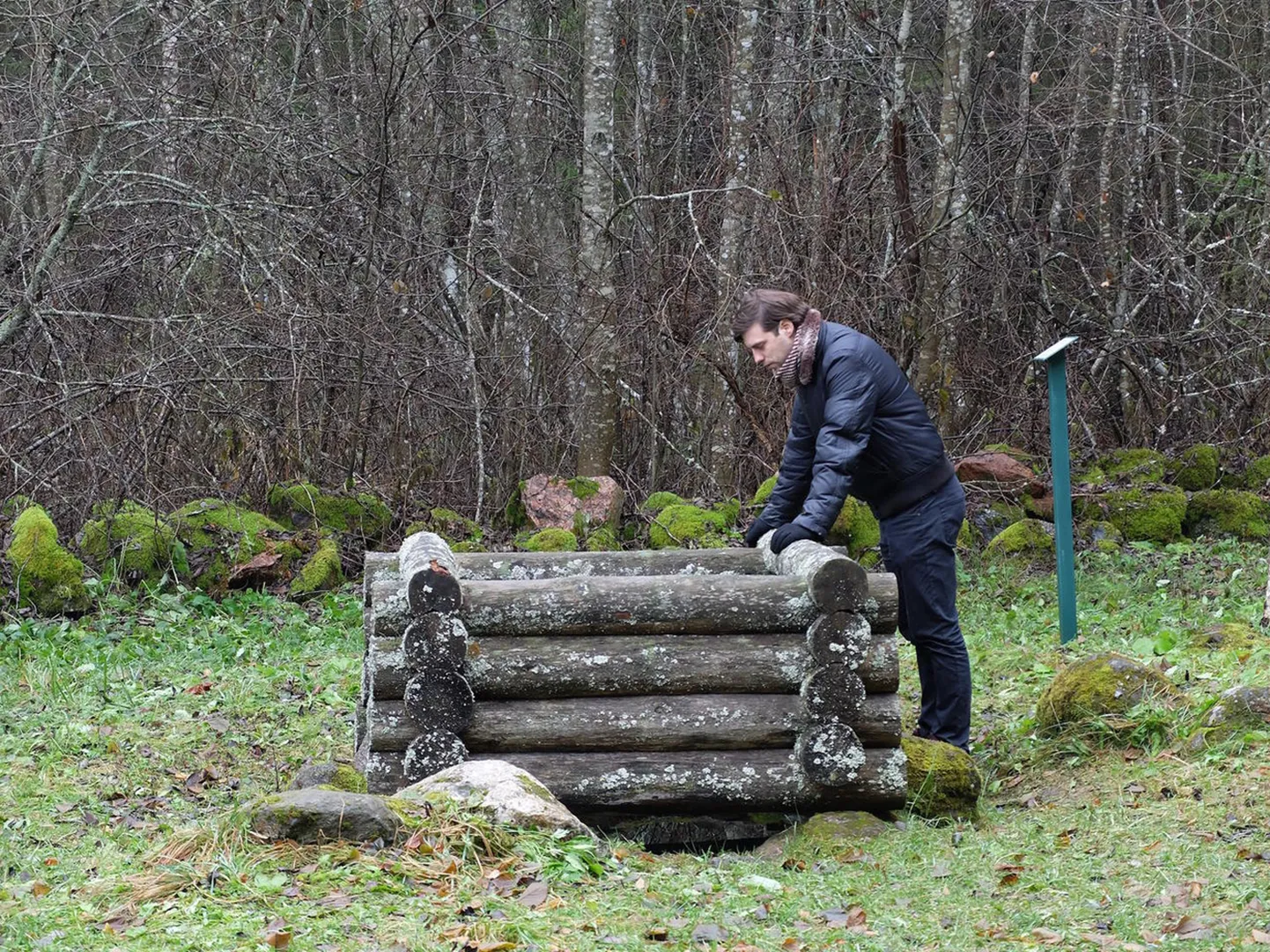 Mihkel Ilus Vargamäel kaevu juures.