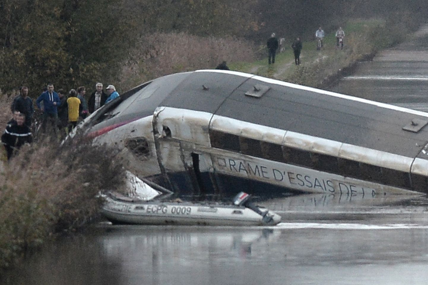 Testsõitu teinud rong kukkus rööbastelt väljasõitmise järel osaliselt vette.