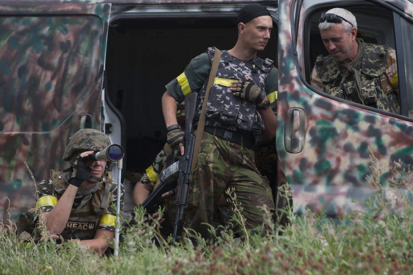 Donbassi pataljoni liikmed hoiavad terroristide tegemistel silma peal Donetski lähistel Mariinka külas.