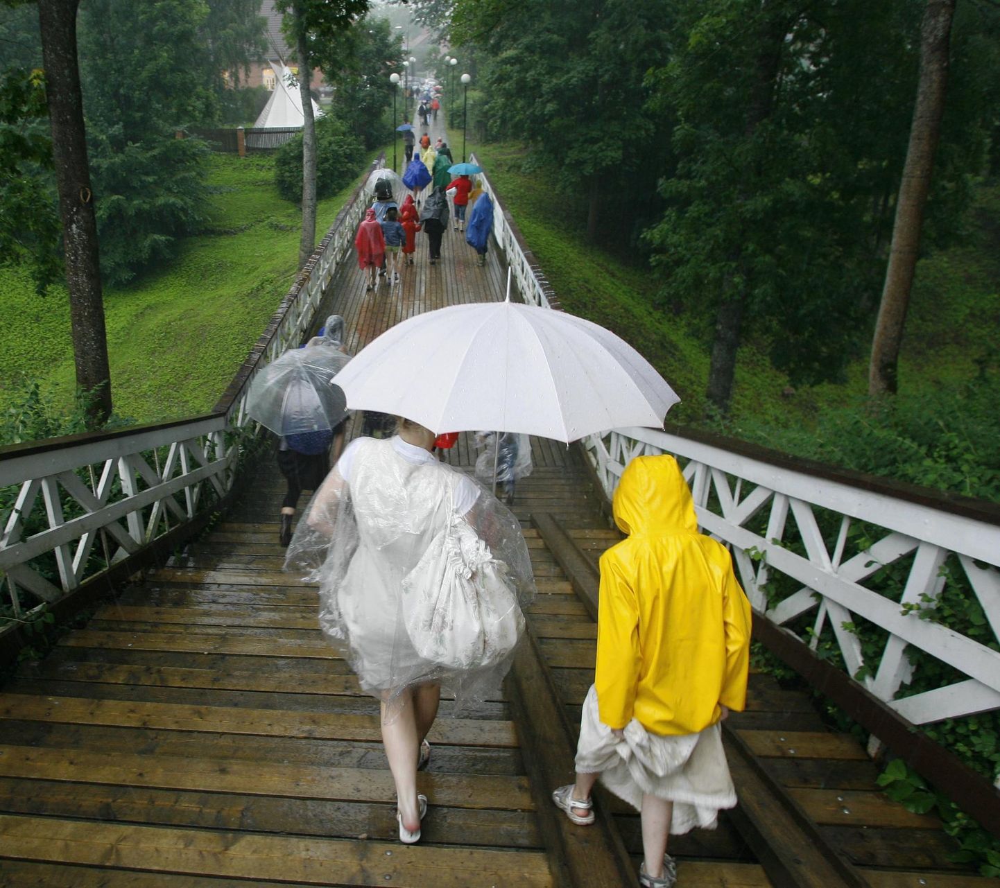 Lähipäevil tasub ennast soojemalt riidesse panna ja vihmavari igaks juhuks läheduses hoida.