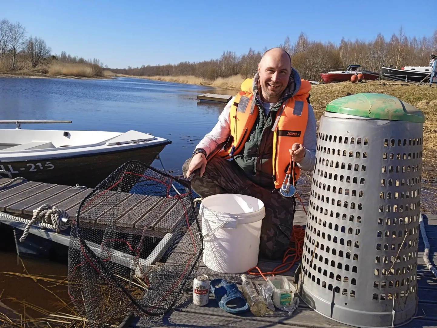 Jakob Kose rõõmustas jõest leitud prügikasti üle, see läheb kohe kasutusse.
