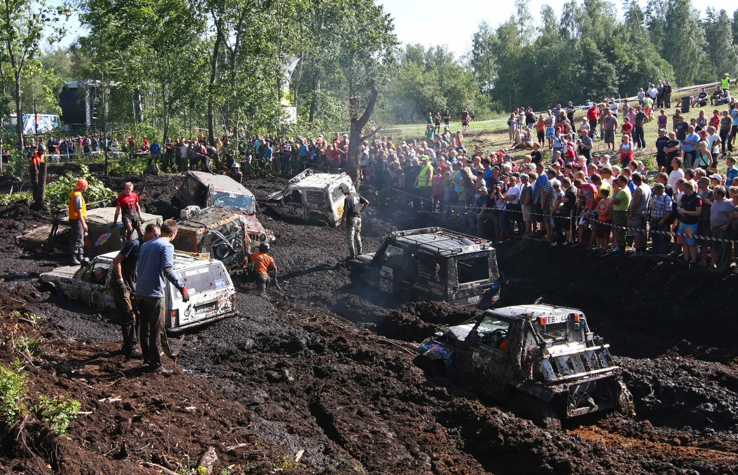 Et enne võistlust sadas vähe vihma, oli rada kuivem ning savi muutus raskeks. Seetõttu oli mitmetel masinatel raskusi raja läbimisega.