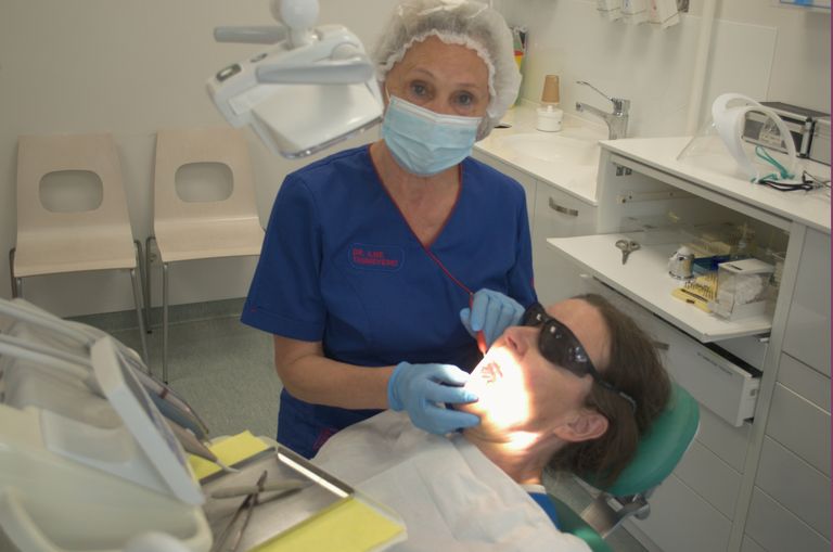 "Oma pärishambaid tuleb hoida," resümeerib dr Ilme Tammeveski. "Kohe, kui suus mõni probleem tekib, kohe hambaarsti poole pöörduda. Kogu meie organism kannatab, eriti seedimine, kui suus pole hambaid," lisab hambaarst.