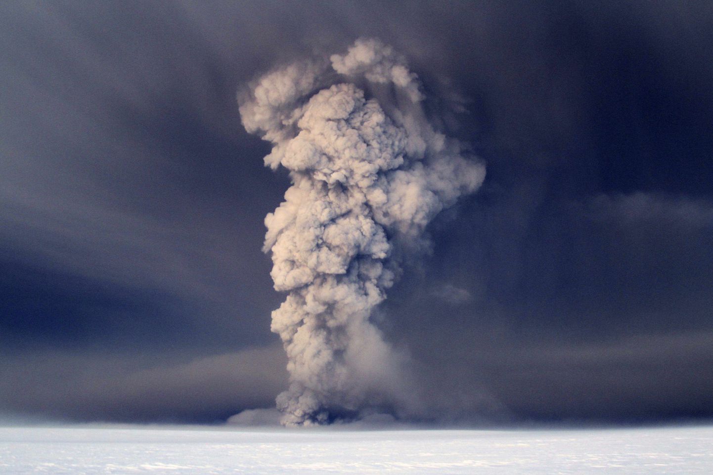 Grimsvötni vulkaani suitsupilv.