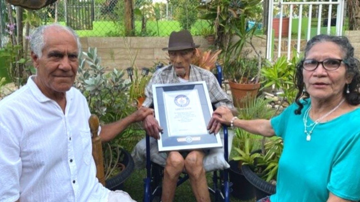 Emilio Flores Márquez lastega ja sertifikaadiga, mis tõestab tema vanust
