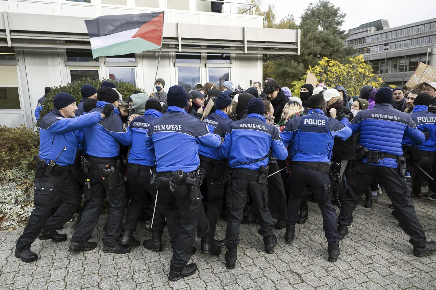 Šveitsio politsei palestiinameelsete protestijatega kähmlemas.