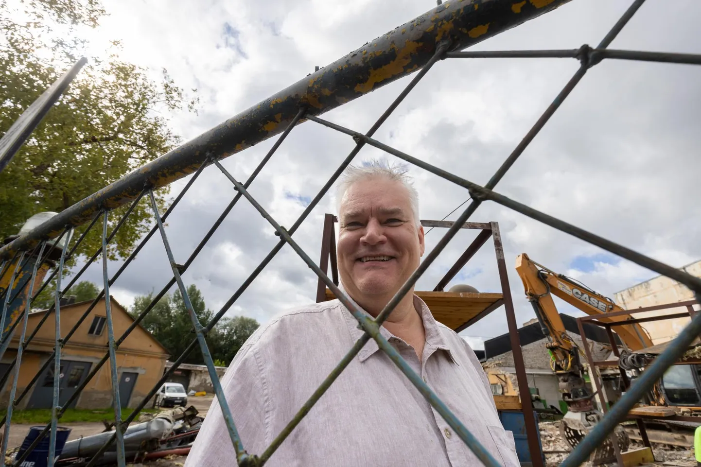 Ettevõtja Harri Juhani Aaltonen on aastakümnete jooksul muutnud kahjumit toonud tikuvabriku kasumlikuks küünlatehaseks. Fotol on meenutus mullusest, mil küünlatehas lammutas aastakümneid tagasi pooleli jäänud ehitise, millesse oleks pidanud tulema kontor.