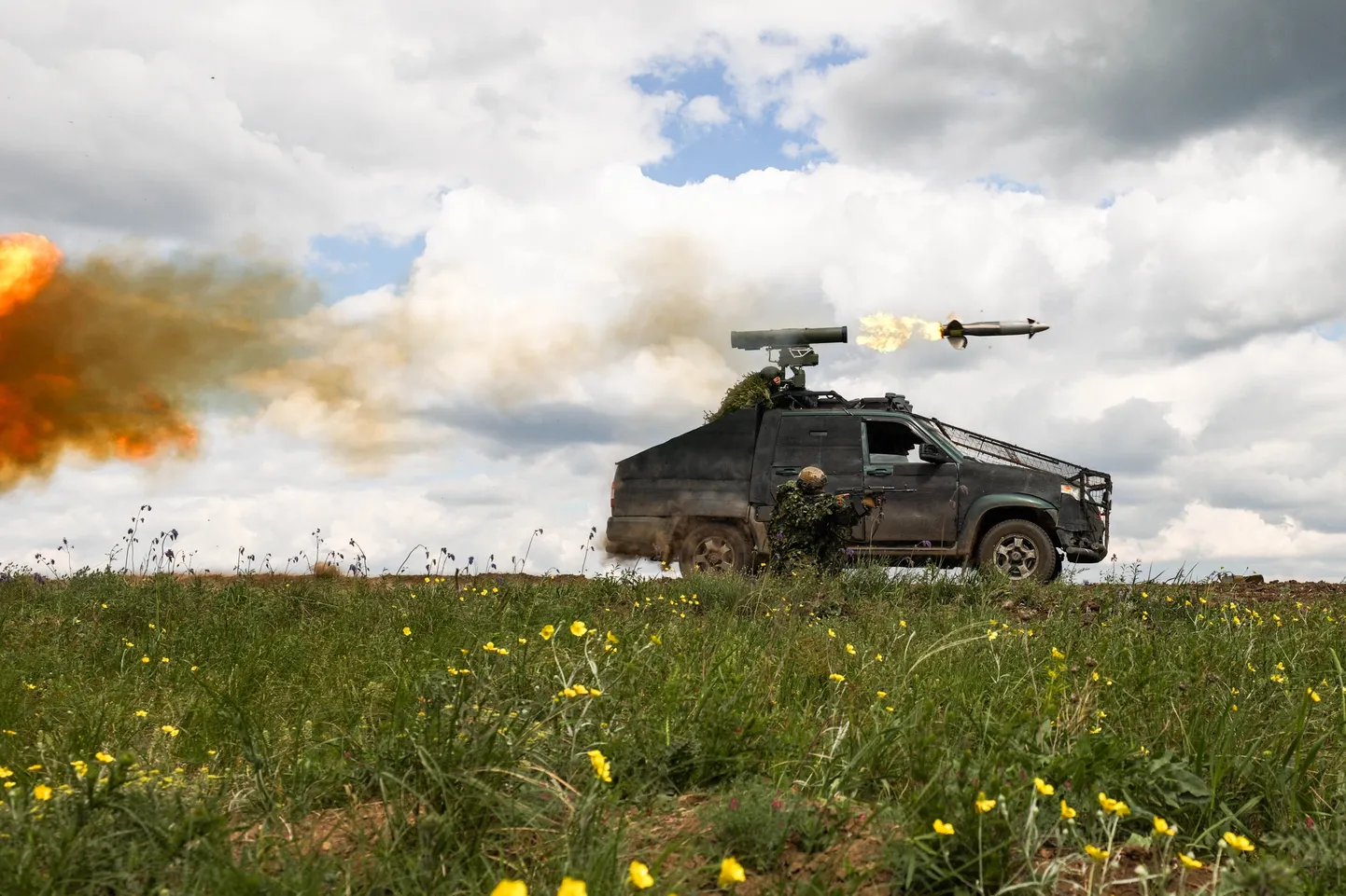Vene sõjaväelased tulistamas Ukraina Luhanski oblastis tankitõrje raketti Kornet. Foto on illustratiivne.
