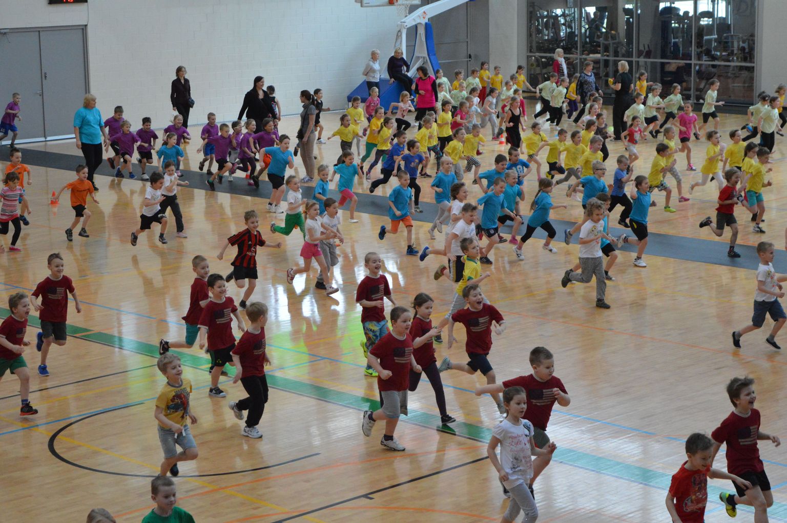Traditsiooniline koolieelikute spordipäev Pärnu spordihallis.