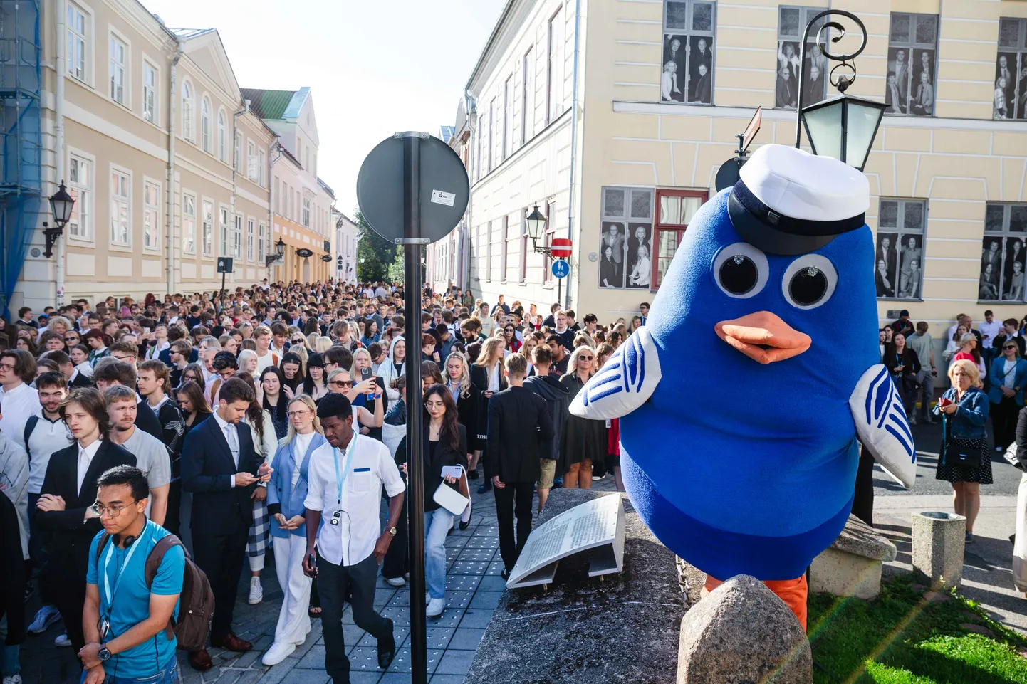 Eelmisel sügisel oli avaaktuse ajal Tartu ülikooli peahoone ees raske kohta leida. Tänavu tuleb tudengitel õppeaastat alustada Pirogovi pargis.