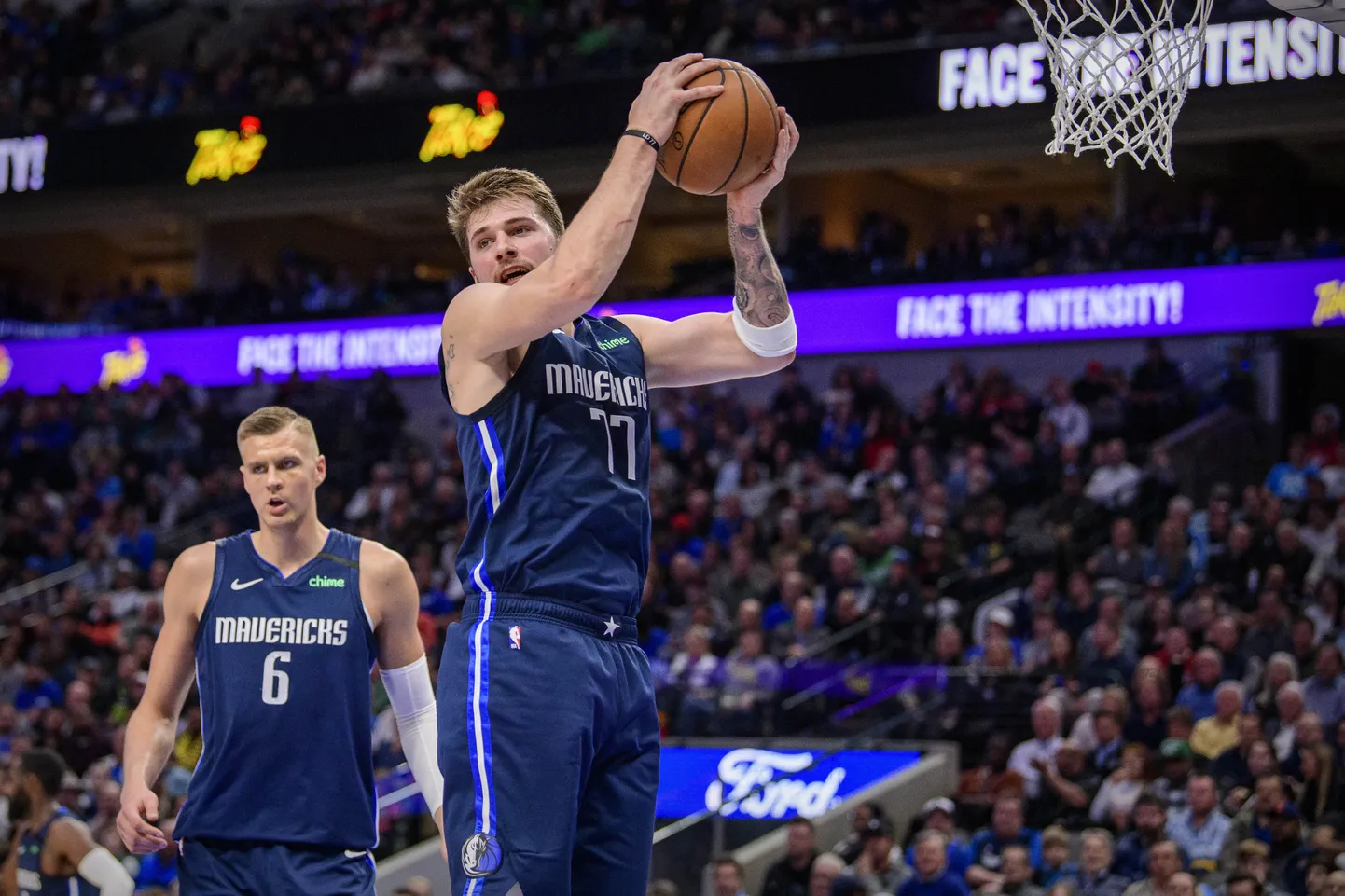 Kristaps Porzingis (6) ja Luka Doncic (77) .