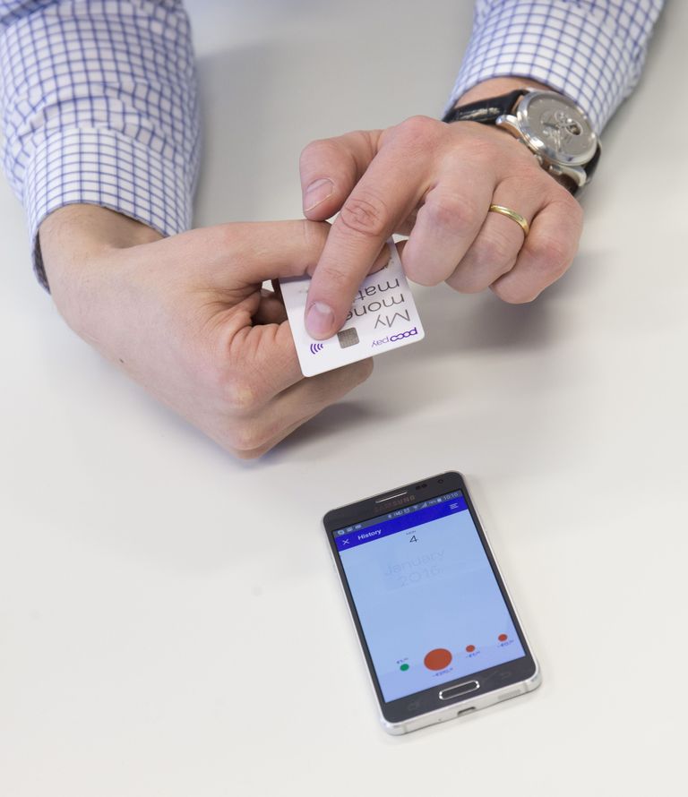 Indrek Neivelt näitab Pocopay rakendust ja NFC-võimekusega pangakaarti. Foto: Liis Treimann